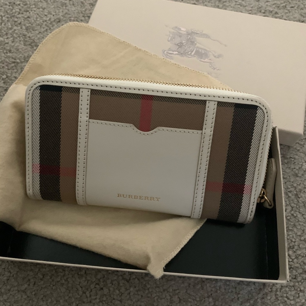 Burberry zippy wallet, brand new